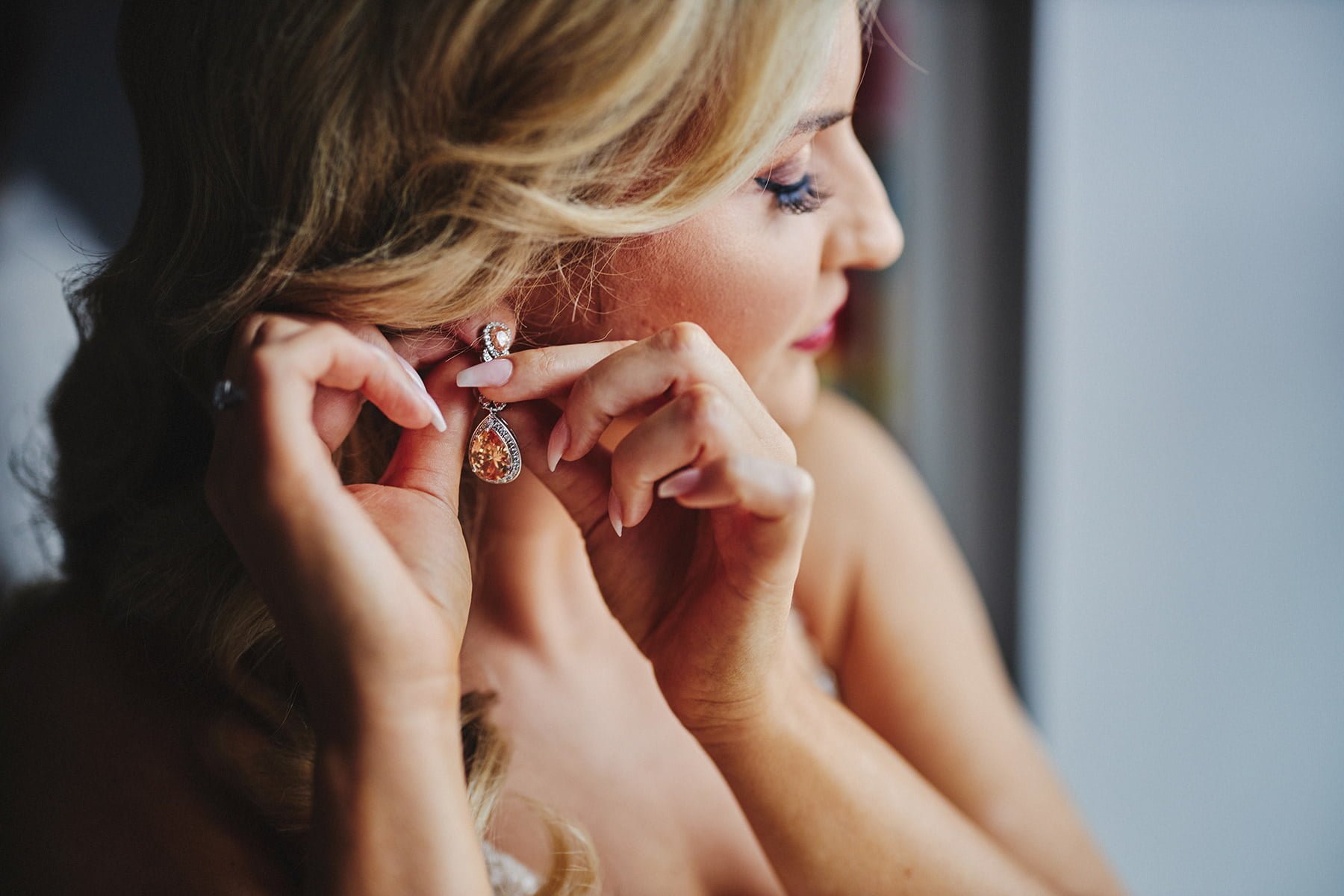Schedule hair and makeup on the morning of your wedding 26