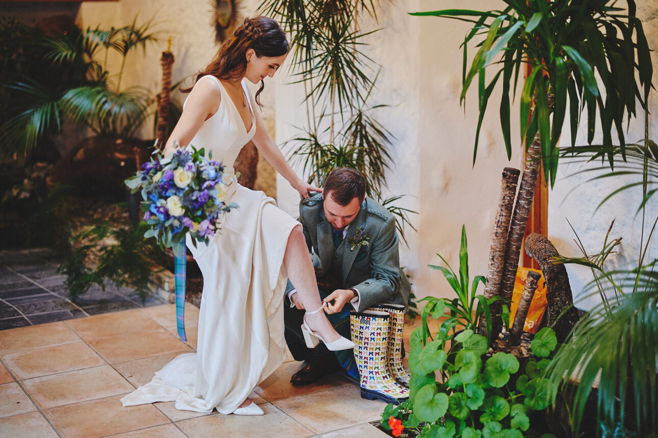 10 Tips for Rain and Wedding Photos? 2 Shoes Wedding Rain Wellies