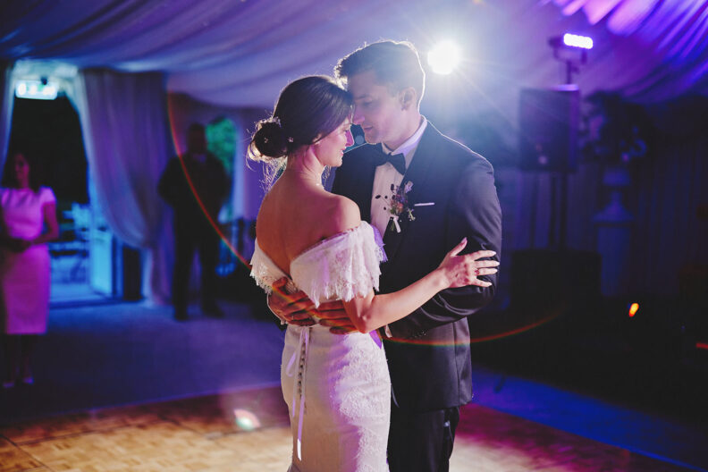 Guide - Timeline for Your Wedding Day 11 First dance photos