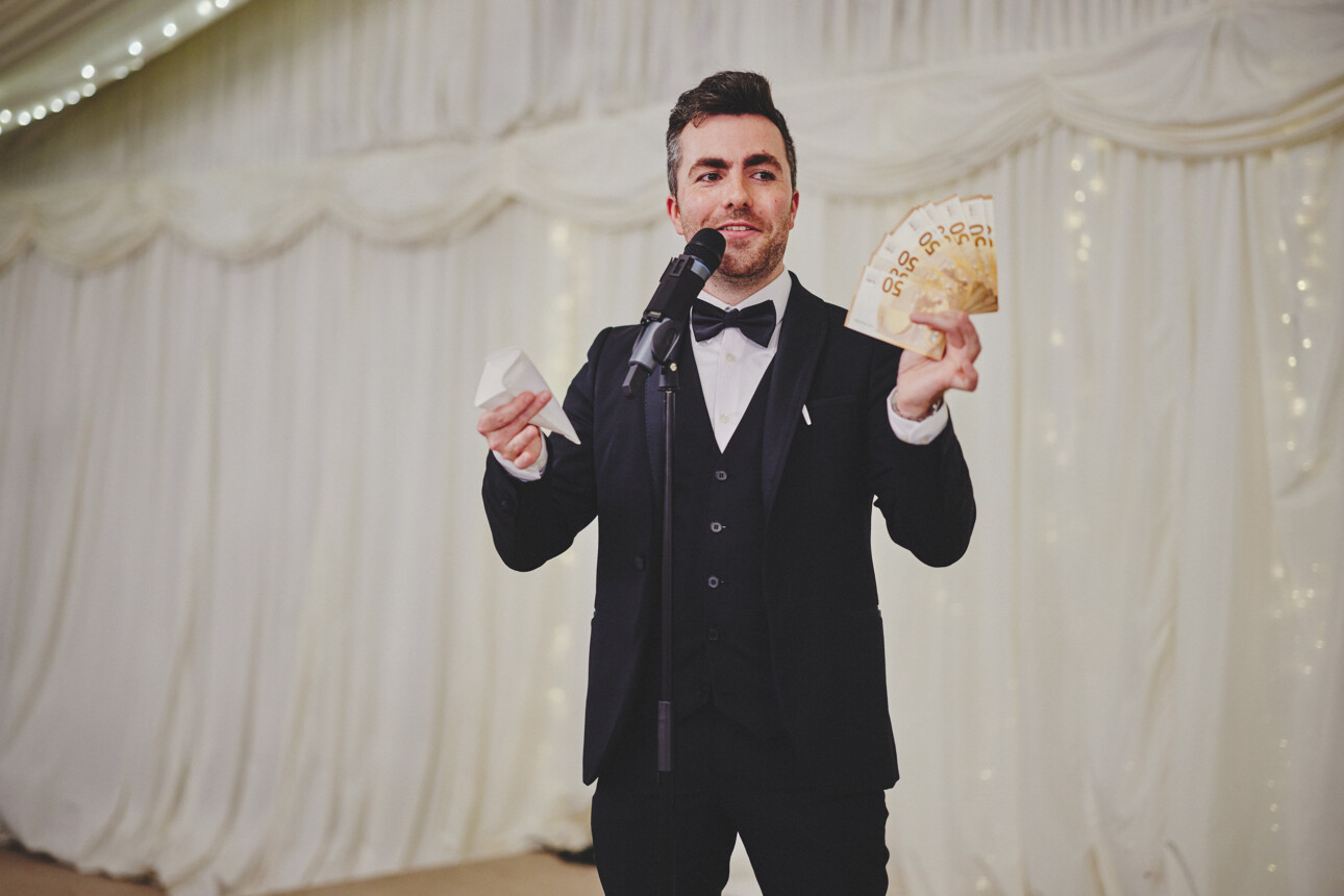 3 reasons to hire a “Magic MC” 11 Wedding Magician MC Jamie Skelton